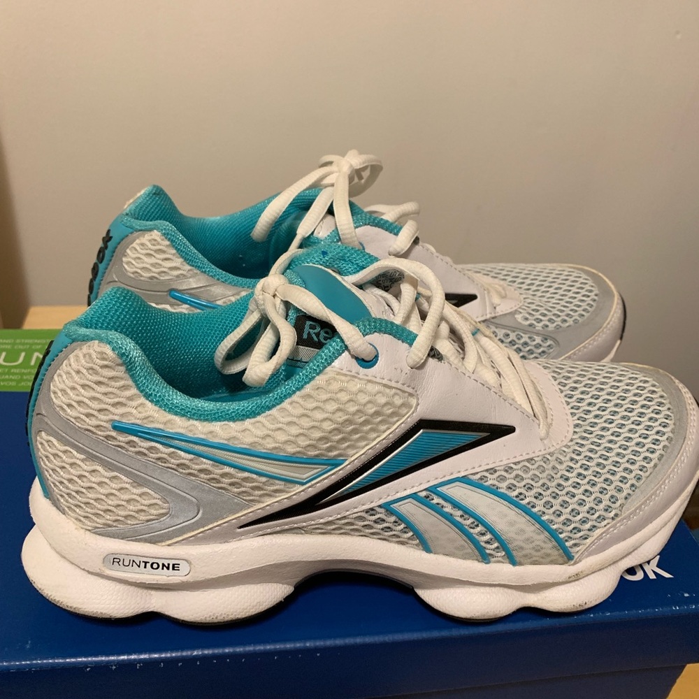 🌸2/$40🌸Reebok Run Tone Sneakers